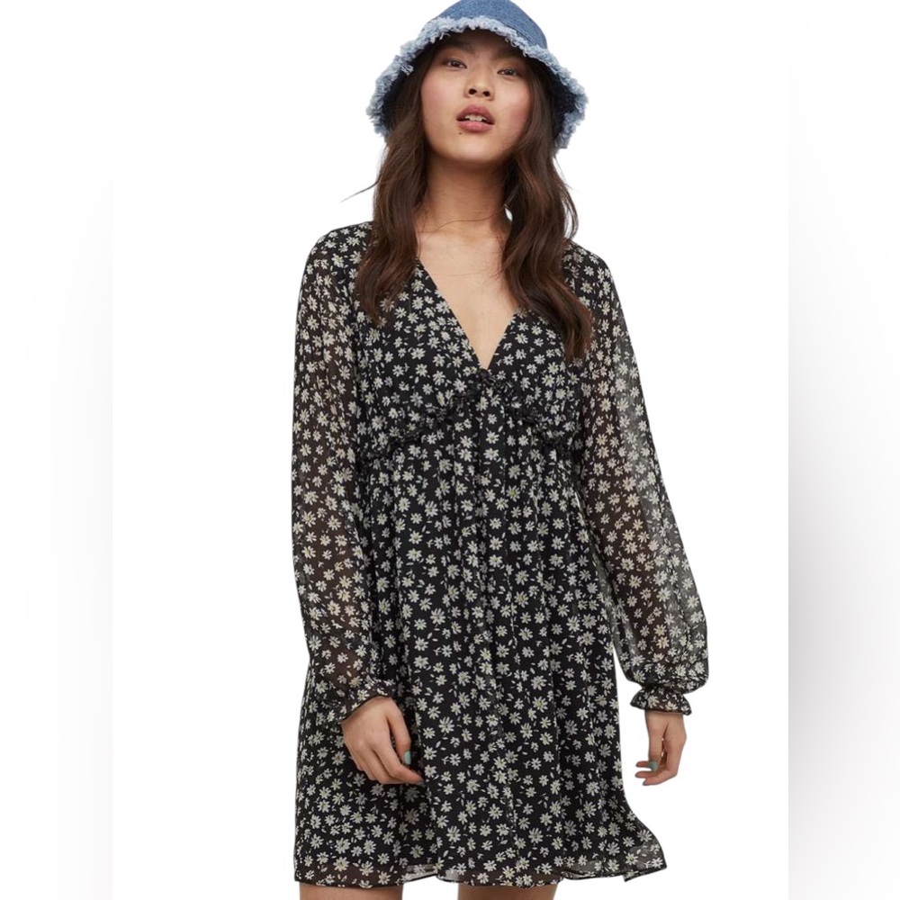 H & M Black Daisy Floral Sheer Long Sleeve V-neck Flowy Dress. Size: Medium